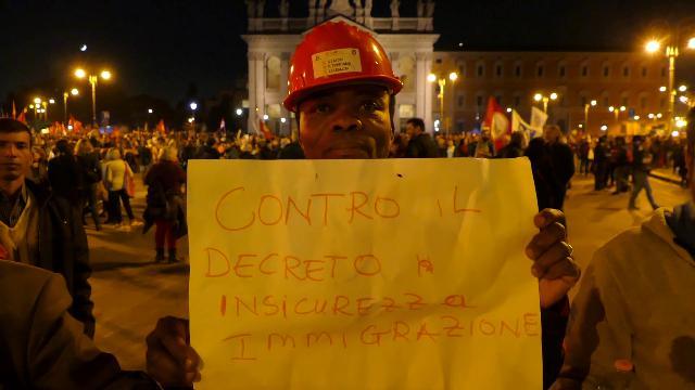 Erano in migliaia a Roma <a href="https://roma.repubblica.it/cronaca/2018/11/10/news/piazza_della_repubblica-_san_giovanni_attesi_in_20mila_al_corteo_antirazzista-211273658/?ref=RHPPBT-BH-I0-C4-P8-S1.4-T1">per manifestare contro il razzismo e il ddl sicurezza a firma del ministro degli Interni Matteo Salvini</a>. #Indivisibili è il nome scelto per il corteo al quale hanno aderito 480 organizzazioni tra cui il coordinamento genitori Lodi, Baobab, Movimento diritti Abitare, Movimento migranti di rifugiati di Caserta oltre a organizzazioni politiche come Rifondazione e Potere al Popolo. Da ogni parte d'Italia sono arrivati in piazza San Giovanni di Roma cittadini di tutte le nazionalità, ai quali abbiamo chiesto che significato ha oggi per loro la parola "razzismo" e perché c'è il bisogno di tornare in strada a manifestare. di Martina Martelloni e Rory Cappelli