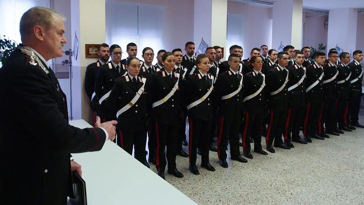 Il colonnello Santini con i nuovi carabinieri. COLORFOTO
