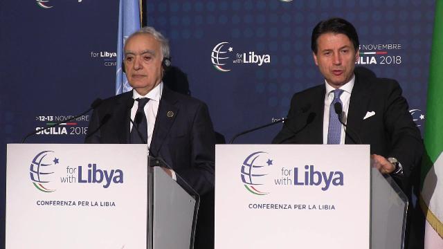 Durante la conferenza per la Libia a Palermo, il premier Giuseppe Conte ha parlato della manovra: "Delibereremo in Consiglio dei ministri la risposta da inviare all'Ue e confidiamo di inviarla nei termini stabiliti". Video di Giorgio Ruta