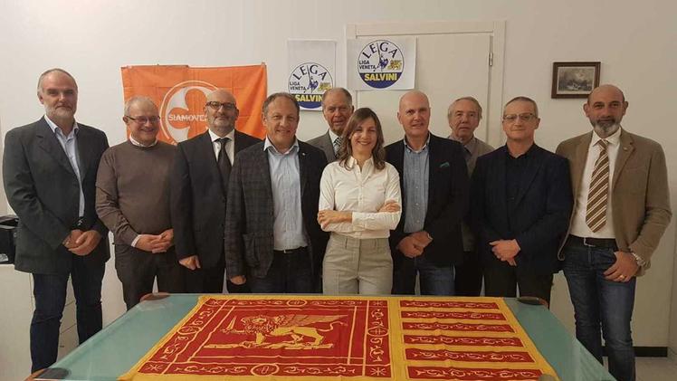 La candidata sindaco Ilenia Tisato al centro, fra i suoi sostenitori di Lega e Siamo Veneto