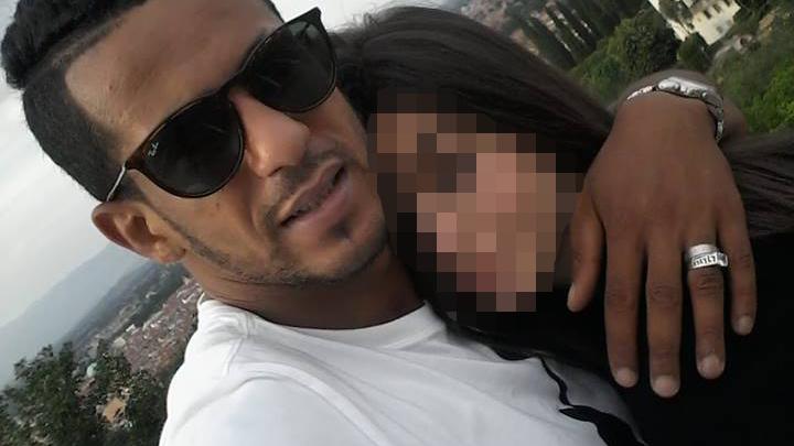 Tarek Abbassi abbraccia la giovane in una foto su Fb