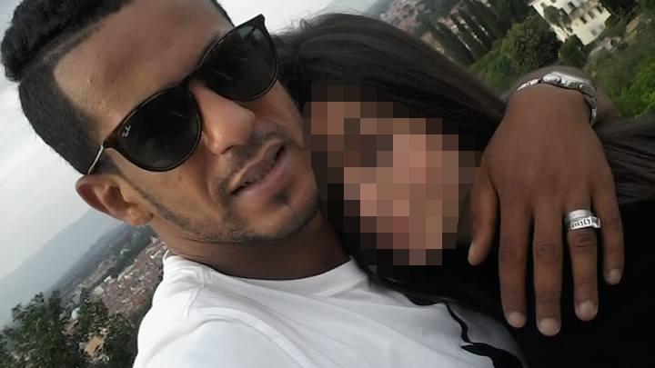 Tarek Abbassi abbraccia la giovane in una foto su Facebook