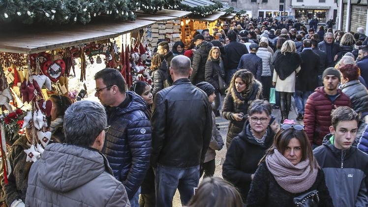 Folla ieri in città tra le casette e le altre attrazioni in vista del Natale