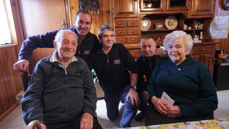 Giorgio Chilese, 93 anni, e la moglie Clara Zancan, 90, con i volontari del comitato “Amici di via Rovigo”
