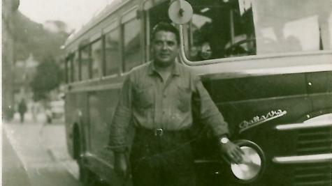 Ugo Garoldini in una foto d'epoca in posa davanti a un autobus