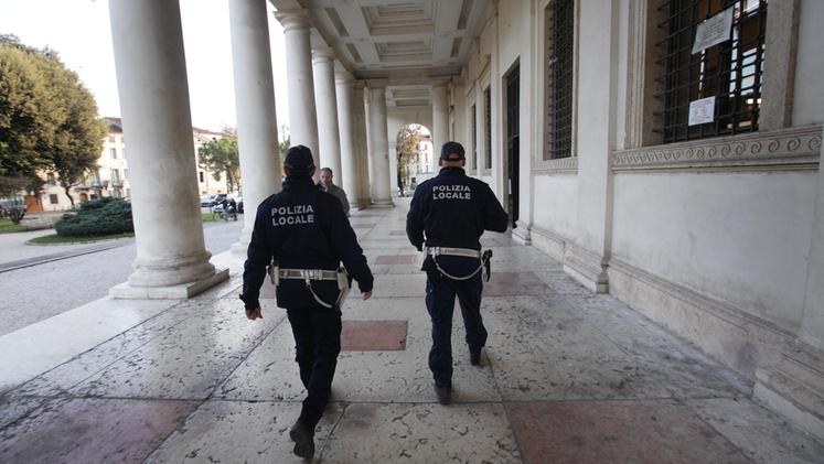 La polizia locale ieri a palazzo Chiericati per “informare”. COLORFOTO