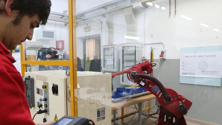 Il presidente Giuseppe FortunaPostazione robotizzata utilizzata in ambito meccatronico.  ARCHIVIO