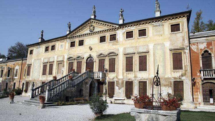 Villa Bissari Curti, uno dei gioielli del paese.  ARCHIVIO