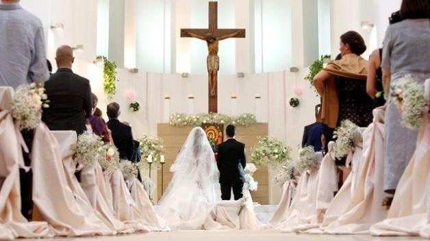 La celebrazione di un matrimonio in chiesa. FOTO ARCHIVIO