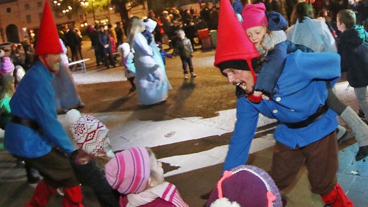 Partito alla grande il Natale di fiaba a Thiene. FOTOSERVIZIO CISCATOMigliaia i visitatori che ieri hanno preso d’assalto il centroUn altro momento della manifestazione di ieri in città
