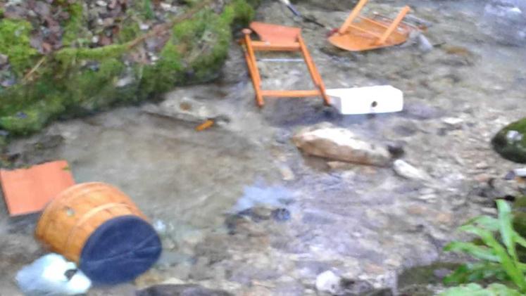 Alcuni dei rifiuti trovati nel Vallone Marana, nella zona di Campotamaso, da un residente.MOLINARIAltro materiale ritrovato nella valle e poi recuperato