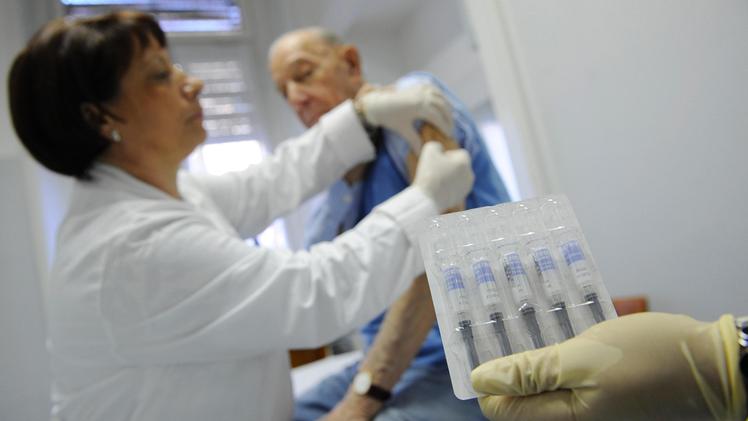 Un anziano si vaccina contro l'influenza stagionale (ARCHIVIO)