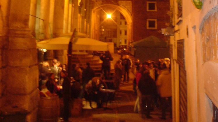 L’esterno del bar “Il grottino” sotto la Basilica palladiana. ARCHIVIO