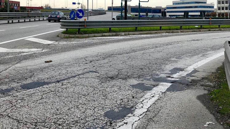 L’asfalto di viale dell’Industria è rovinato in vari punti. FOTO MURZIO