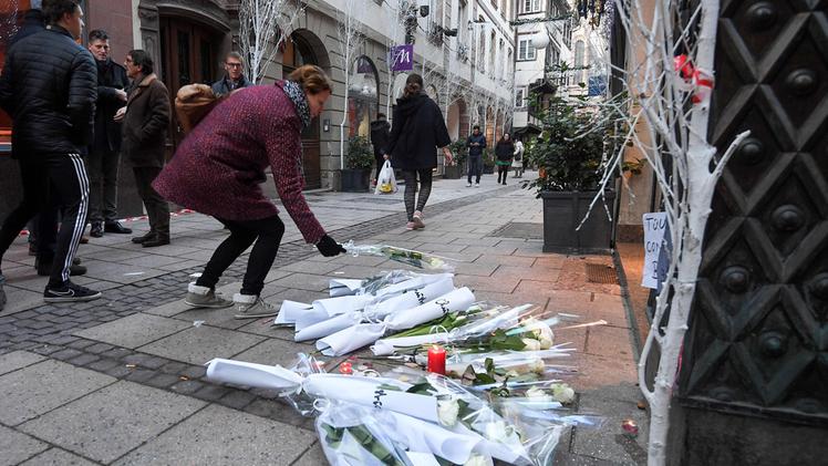 Attentato al mercatino di Natale di Strasburgo, fiori per le vittime