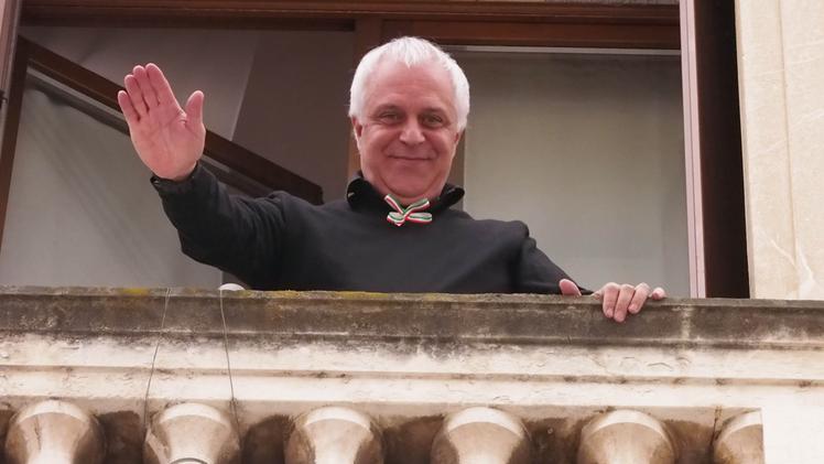 L’assessore Cicero vestito di «nero per caso» saluta dal suo balcone di palazzo degli uffici. FOTO COLORFOTO