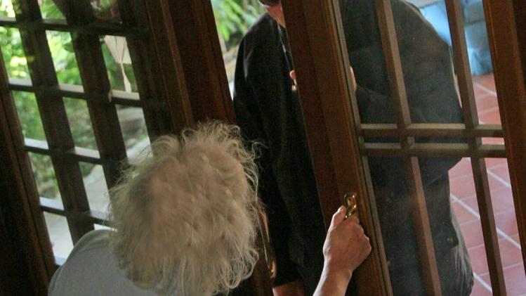 Una pensionata apre la porta ad un potenziale truffatore