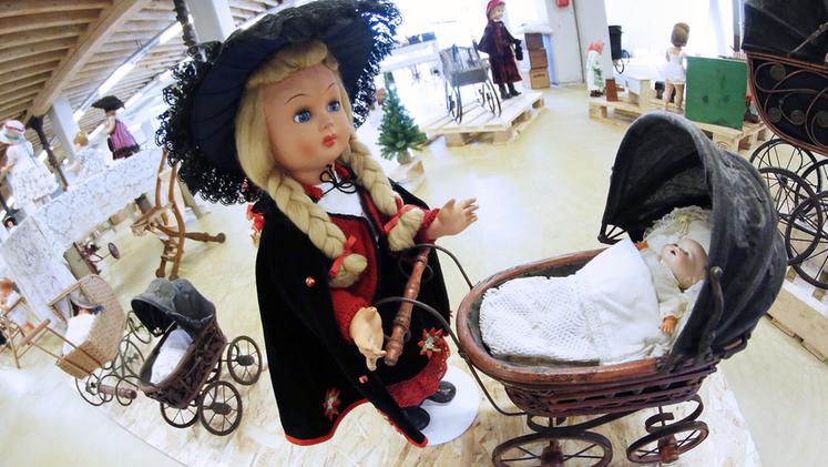 Alcune bambole della mostra al lanificio Conte