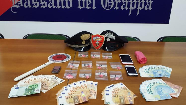La droga e il denaro rinvenuti dai carabinieri