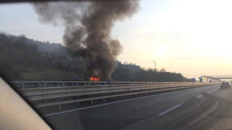 Il furgone in fiamme in autostrada A4