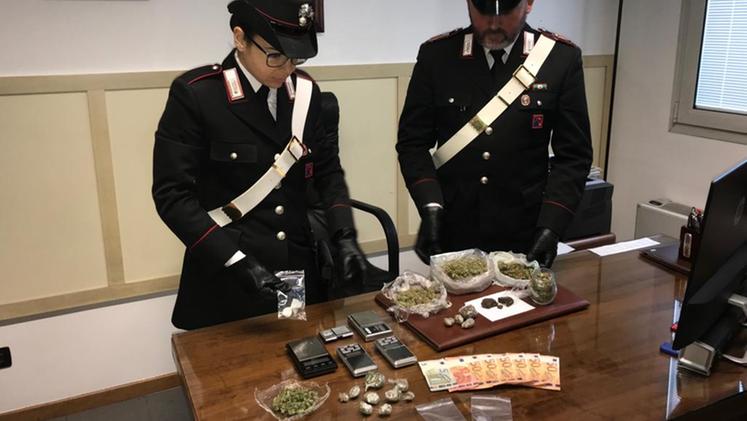 La droga e la refurtiva trovata dai carabinieri
