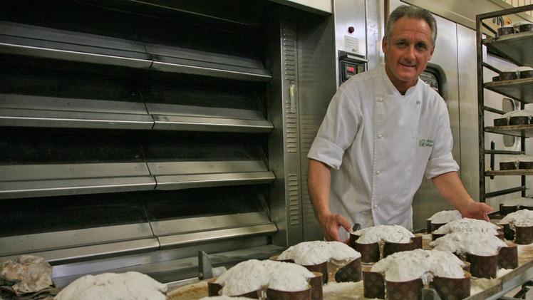 Ruggero Garlani nel suo laboratorio di pasticceria a Cassola