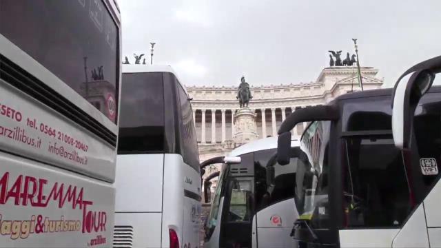 I bus turistici hanno invaso e bloccato Roma per protestare contro la norma che dal 2019 vieta l'ingresso ai mezzi nel centro della città. "Questo piano mette a rischio il lavoro di oltre 15 mila persone", denunciano gli autisti che espongono sui cruscotti cartelli con scritto: "Vendesi autobus e autista, per informazioni rivolgersi alla sindaca". Un'azione "inaccettabile" per Raggi, che ha commentato: "È finito il tempo in cui scorrazzavano per la città". di Camilla Romana Bruno