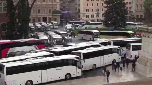 Hanno cominciato i bus turistici, all'alba, a <a href="https://roma.repubblica.it/cronaca/2018/12/20/news/bus_turistici_protesta_e_blocchi_in_piazza_venezia_paralizzato_il_centro_della_citta_-214693885/?ref=RHRS-BH-I0-C6-P4-S1.6-T1">protestare contro il comune di Roma</a> per il nuovo piano - che entrerà in vigore dal 2019 - in base al quale non potranno più entrare nel centro della Capitale. Gli autisti hanno parcheggiato i loro pullman in Piazza Venezia paralizzando il traffico. Contemporaneamente, di fronte a Palazzo Madama, tassisti e Ncc romani si sono riuniti in presidio per aspettare la decisione del governo sulla nuova regolamentazione per gli autonoleggiatori senza autorizzazione per la capitale, secondo la quale quest'ultimi potrebbero sì operare a Roma ma sarebbero costretti a tornare, al termine delle corse, nelle rimesse dei comuni che hanno loro rilasciato l'autorizzazione. Nella piazza di Montecitorio, invece, proprio gli altri Ncc denunciano che questo nuovo regolamento porterebbe molti di loro, quasi 200mila, a perdere il lavoro, favorendo un monopolio dei Taxi nella Capitale di Camilla Romana Bruno