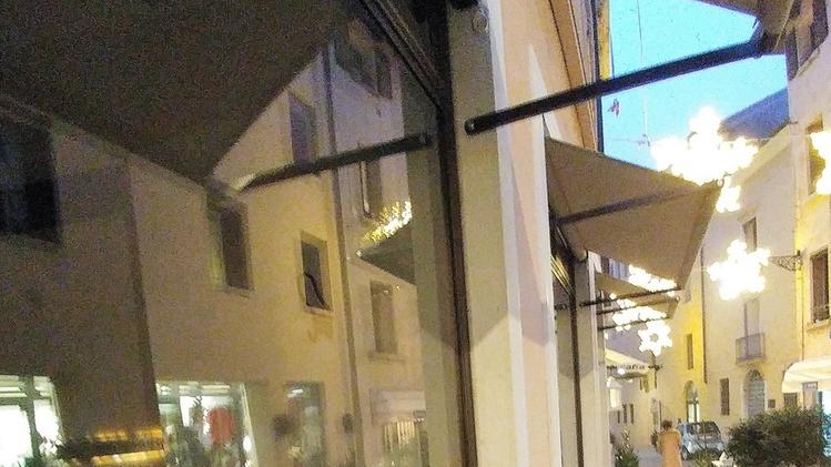 Uno dei negozi chiusi in via Vittorelli, la più “sfitta“ in centro   CECCON