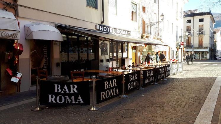 Il bar Roma davanti il quale l’altra sera è avvenuta la rissa