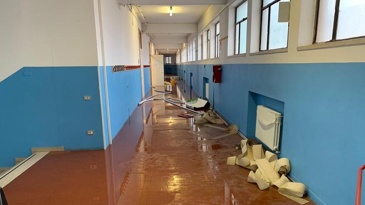 Un corridoio allagato alla scuola Zanella di Arzignano