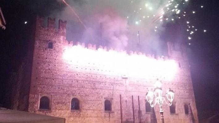 La festa della notte di San Silvestro in piazza Libertà a Bassano L’incendio del Castello a Marostica per salutare il nuovo anno 