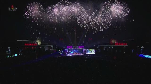 Pyongyang, la capitale della Corea del Nord, festeggia il nuovo anno con uno spettacolo di luci e musica insieme ai tradizionali fuochi d’artificio.- H24 – montaggio di Pier Francesco Cari