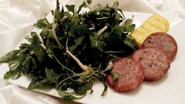 Il salame ai ferri con i ranpussoli è uno dei piatti classici del periodo