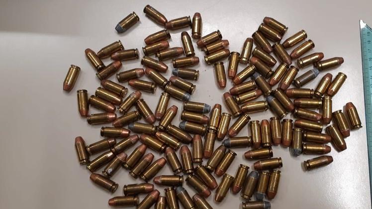 Il revolver artigianale sequestrato dalla polizia localeLe 121 pallottole “Smith &  Wesson” trovate nel borsone