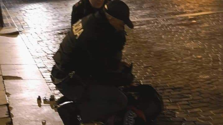 L'intervento dei poliziotti in piazza Castello (foto Facebook "Vicenza ai Vicentini")
