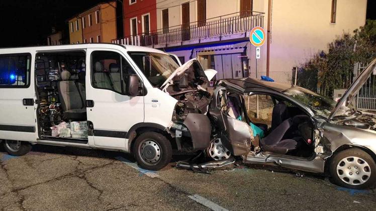 Il luogo del violento tamponamento che è avvenuto tra il furgone e la Peugeot in via Tiro a Segno