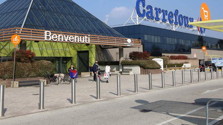 L’ingresso attuale del centro commerciale Carrefour. FOTO ARCHIVIO