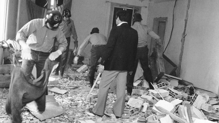 Nell’immagine di Borracino l’appartamento di via Vittorio Veneto devastato dall’esplosione dell’ordigno