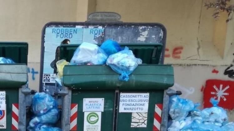 La situazione dei cassonetti per i rifiuti in via Petrarca.   VE.MO.