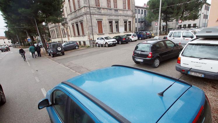 Il parcheggio affollato delle auto in via Carlo del Prete. CISCATO/STELLAL’obiettivo dell’Amministrazione è creare un nuovo parcheggio