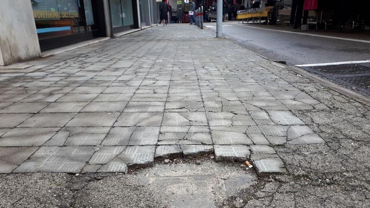 L’asfalto colabrodo in via dei Carpani sarà rimesso a nuovo.  ZORDANUna parte del marciapiede di via Peroni è dissestata.  FOTO ZORDAN