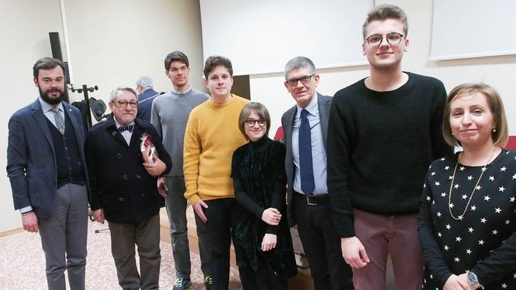 Il gruppo dei lettori premiati con il direttore Luca Ancetti e il consigliere provinciale Francesco Gonzo