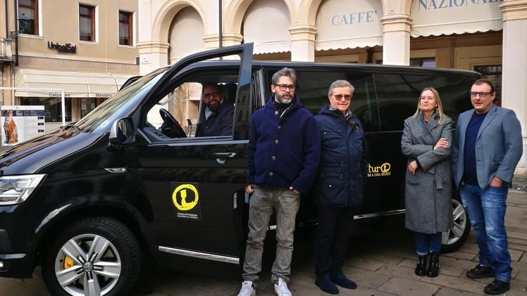 Fracasso, il sindaco Gentilin, Bevilacqua, Marcigaglia e il “taxi Arturo” con il conducente Tagliente.  L.N.