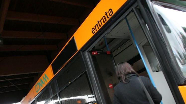 Un bus del servizio di trasporto pubblico locale della Conam