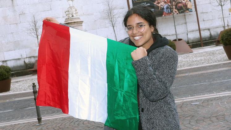 Nikol Morillo in piazza Rossi a Schio con la bandiera italiana. DONOVAN CISCATO