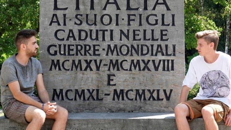 Matteo Taietti e Lorenzo Schiavo nel cimitero di Monaco.  FADDA