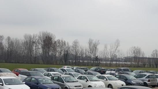 Le tante auto che ogni mattina affollano il parcheggio della stazione