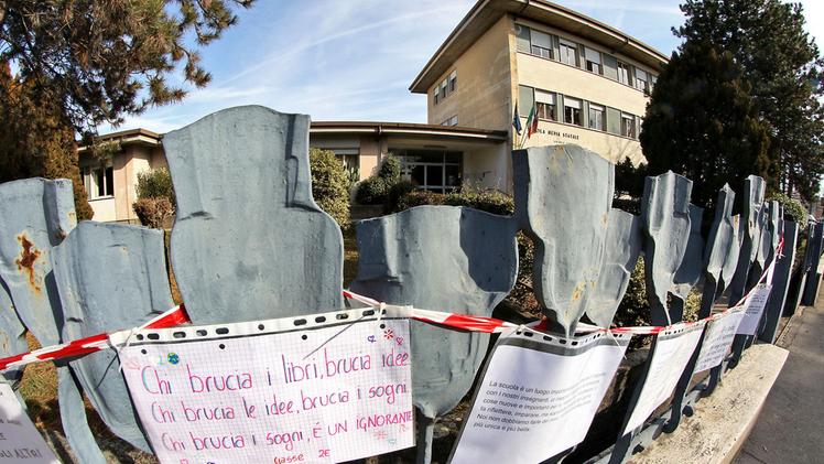 L’esterno della scuola con i cartelli scritti dagli studenti dopo l’incendio. FOTO STELLA-CISCATO 