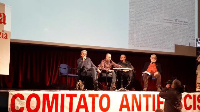 Dopo una <a href="https://parma.repubblica.it/cronaca/2019/02/04/news/foibe_e_fascimo_anpi_parma_nessun_negazionismo_ne_sponsorizzazione-218267367/">settimana di dure polemiche</a>, che hanno visto protagonista anche il ministro dell'Interno Matteo Salvini, si è svolta a Parma la 14esima edizione della manifestazione Foibe e fascismo a cui ha preso parte, come da programma, anche l'Anpi locale. Nel suo intervento, il presidente Aldo Montermini ha ribadito di non dover giustificare la presenza dell'Anpi all'appuntamento e ha ringraziato per gli attestati di solidarietà pervenuti all'associazione. Montermini ha inoltre criticato il consigliere regionale della Lega, Fabio Rainieri, che ha chiesto alla Regione di revocare i fondi all'Api: "Contributi che noi non riceviamo" ha sottolineato. L'incontro è stato introdotto da Pier Paolo Novari. Montermini, a margine del convegno, ha detto che ci sarà un incontro con la presidente nazionale Carla Nespolo che aveva parlato di <a href="https://parma.repubblica.it/cronaca/2019/02/04/news/foibe_e_fascimo_anpi_parma_nessun_negazionismo_ne_sponsorizzazione-218267367/">iniziativa non condivisibile</a>.  Nel pomeriggio a Parma si è <a href="https://parma.repubblica.it/cronaca/2019/02/10/foto/giorno_del_ricordo_a_parma_fiaccolata_di_casapound_e_presidio_antifascista_-_foto-218823154/1/#1">svolta una fiaccolata legata alla Giornata del Ricordo</a>.(Fra.Na)